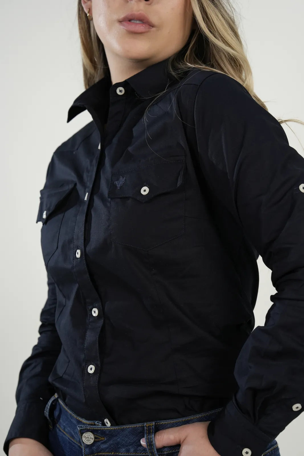 Camisa negra clásica