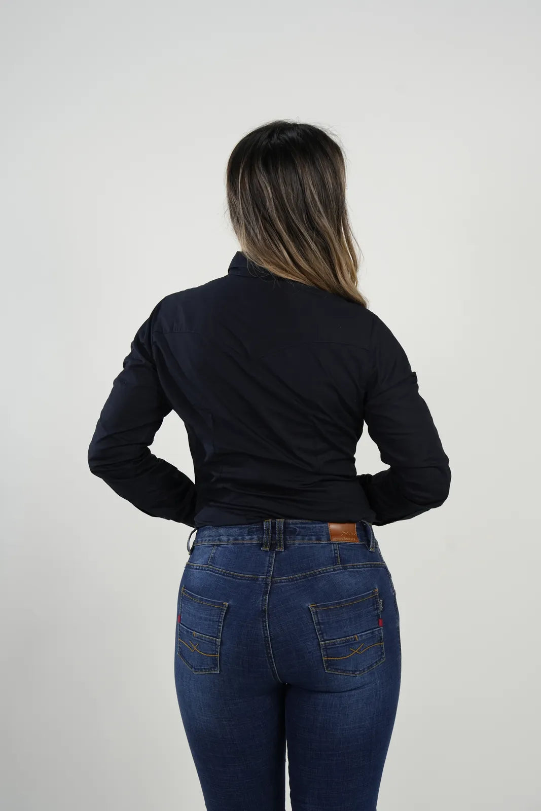 Camisa negra clásica