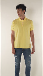 Camiseta tipo polo para hombre color amarillo